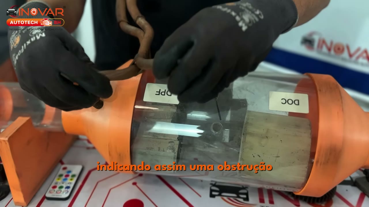 Cena da aula 30: filtro DPF em corte mostrando a obstrução